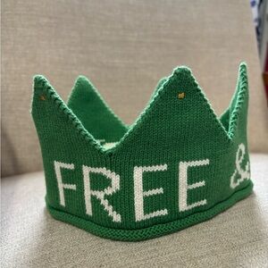 Oeuf NYC knit kid’s crown “FREE & WILD” kelly green and white